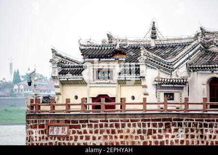  Ta en promenad genom historien vid Ezhou Ancient City Wall Ruins! En fascinerande ruin av gammal kinesisk arkitektur med storslagen utsikt.