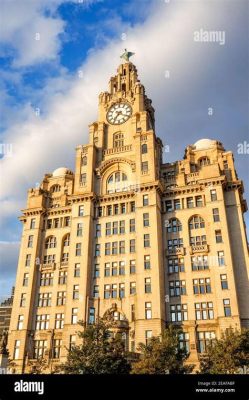  The Royal Liver Building: Enorm Gigant av Sten och Historia i Liverpool!